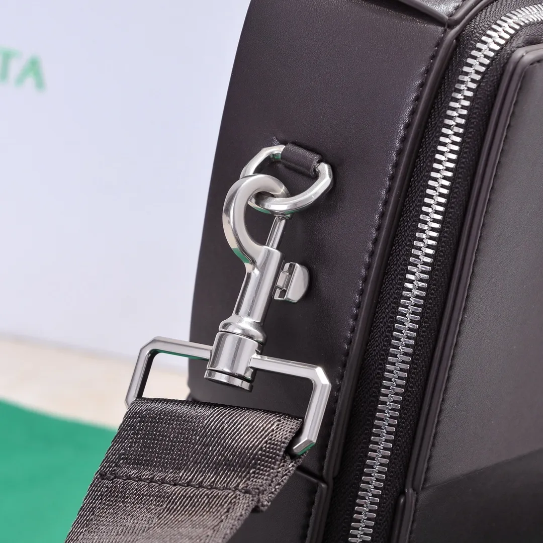 Batch 1880 Bottega Veneta large-lattice men's briefcase. The briefcase is a "value-for-money equipment" that all boys must have as soon as they step out of school. Whether you need to go to the office or go out to discuss business, nothing can better reflect your good taste and financial strength than a simple and elegant briefcase. It can be carried on one shoulder or cross-body to meet your different needs. The capacity is also super 🉑️ Style number: 6801 Size: 36*24*7.5cm